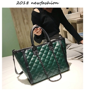 Détail du grand sac cabas matelassé vert foncé avec bordure noire et chaînes métal