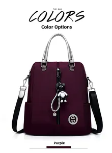 Détail d'un sac à dos multifonction en nylon violet avec poignée argentée et panda