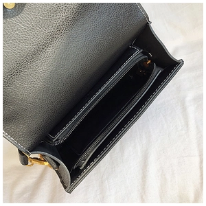 Detailansicht der schwarzen Leder-Tasche innen mit goldenem Reißverschlussfach