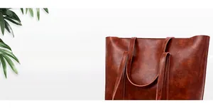 Gros plan d'un sac cabas marron en cuir avec texture vintage cirée et doubles anses