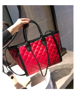 Détail du cabas matelassé rouge avec chaîne noire et coutures élégantes en losange