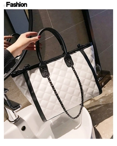 Vue détaillée du sac cabas matelassé blanc avec garniture en cuir noir et chaîne
