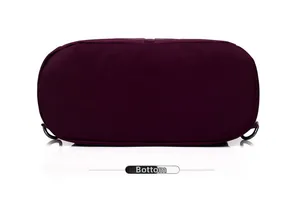 Vue détaillée du fond ovale d'un sac à dos en nylon violet foncé avec attaches en métal