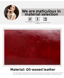 Détail de la texture cuir ciré rouge rétro avec finition craquelée fine et éclat matifié