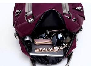 Vue intérieure du sac cabas en nylon bordeaux montrant l'espace pour tablette et accessoires