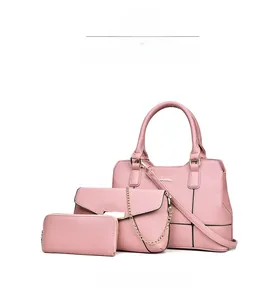 Détail d'un ensemble de 3 sacs roses avec cabas, sac bandoulière et portefeuille long en cuir PU