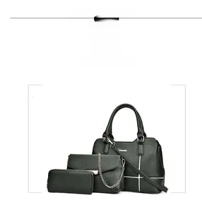 Détail d'un ensemble de trois sacs noirs en similicuir avec texture litchi et lignes blanches