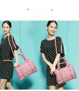 Sac à main rose en cuir PU avec texture litchi et motif à carreaux sur mannequin