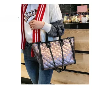 Détail du cabas matelassé or rose avec chaîne noire dans un cadre de vie quotidien