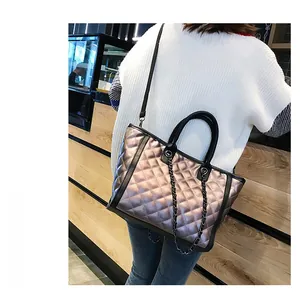 Détail du sac cabas matelassé champagne avec bandoulière chaîne et poignée noire