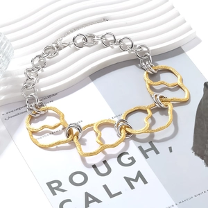 Collier chaîne épaisse punk avec maillons géométriques dorés et argentés style organique