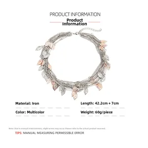 Détail d'un collier multicouche avec pendentifs en forme de feuilles argent et or rose