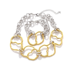 Gros plan sur l'ensemble collier et bracelet à grosse chaîne mixte aux anneaux martelés
