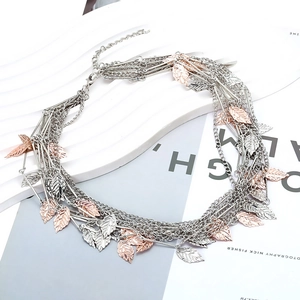 Collier multi-rangs avec pendentifs feuilles bicolores argent et or rose