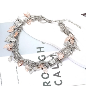 Collier multi-rangs avec des feuilles métalliques superposées en argent et or rose