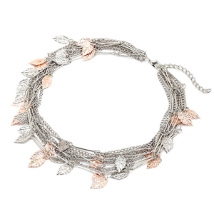 Collier multi-rangs avec breloques feuilles métalliques argentées et or rose