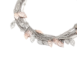 Détail du collier à plusieurs rangs avec pendentifs feuilles évidées en argent et or rose