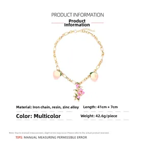 Détails du collier pendentif pêche avec fruits en résine et petites fleurs roses
