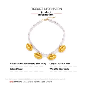 Détails du collier en perles baroques avec pendentifs lèvres dorées et chaîne de 43 cm