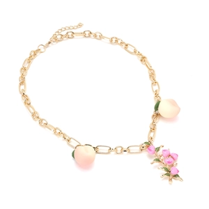 Collier pêche avec pendentifs en émail rose et feuilles vertes sur chaîne dorée