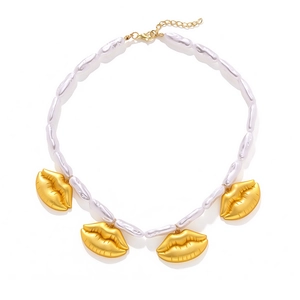 Collier de perles baroques avec quatre pendentifs lèvres dorées et fermoir ajustable