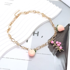 Collier avec pendentif pêche, chaîne dorée et breloques de fruits roses mats pour femme