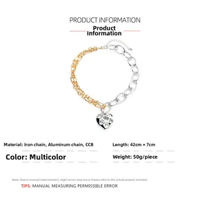 Collier ras du cou en métal mélangé avec pendentif cœur évidé et détails techniques
