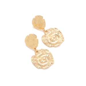 Boucles d'oreilles baroques dorées avec texture géométrique martelée sur fond blanc neutre
