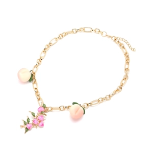 Collier pendentif pêche avec fruits émail rose sur chaîne dorée épaisse