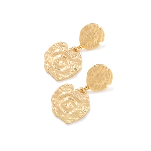 Détail de boucles d'oreilles en alliage doré à texture irrégulière de pétales de rose