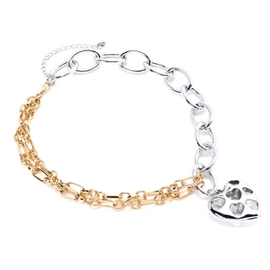 Collier à maillons mixtes dorés et argentés avec un pendentif en forme de cœur évidé