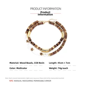 Détail d'un collier bohème double épaisseur avec perles en bois et tubes dorés