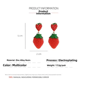 Détail de boucles d'oreilles fraise montrant les dimensions de 5 cm de haut et 2 cm