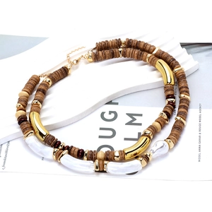 Collier double rang bohème avec pièces géométriques en bois et détails dorés brillants