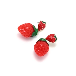 Boucles d'oreilles fraises rouges mignonnes avec feuilles vertes et crochets dorés