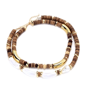 Collier bohème multicouche avec perles en bois sombre et pendentifs en résine blanche