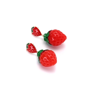 Boucles d'oreilles fraise mignonnes en émail rouge avec accents en métal doré