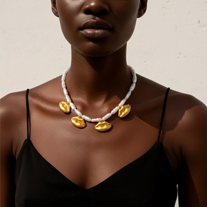 Collier En Künstliche Perles D'Imitation Baroques Avec Pendentifs Lèvres En Alliage De Zinc Doré Bijou Élégant Style Ins Pour Femmes