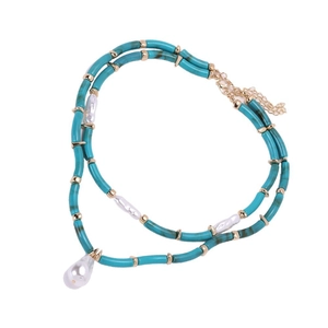 Détail de perles cylindriques turquoise bohèmes avec perles baroques blanches et spacers dorés