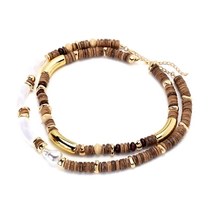 Collier artisanal en perles de bois avec accents métalliques dorés et détails coquillage