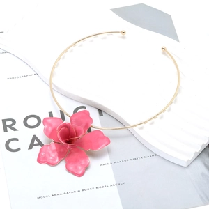 Exaggerated pink flower pendant necklace with golden open metal collar for women