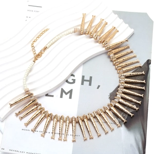 Collier artisanal perlé avec pendentifs de poissons dorés et petites perles blanches