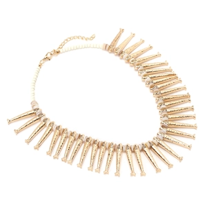 Collier vintage avec pendentifs poissons dorés et perles crème sur fond blanc