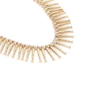 Vue détaillée de pendentifs poissons dorés avec perles de nacre sur le collier