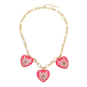 Goldkette mit drei rosa Emaille-Herzanhängern, Sternenmustern und glänzenden Schmucksteinen