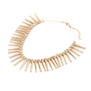 Collier rétro pendentif poisson avec charmes dorés et perles blanches de style marin