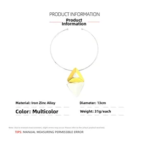 Detail of bicolor geometric necklace with dimensions 13cm diameter and 31g weight