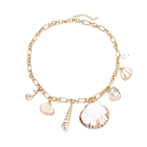 Collier à grosse chaîne dorée avec pendentifs en coquillage naturel et perles de style marin