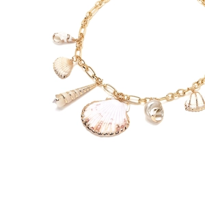 Détail d'un collier de coquillages faits main avec chaîne dorée et pendentifs naturels