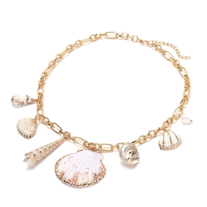 Collier doré avec pendentifs naturels en coquillages et conques avec bords dorés bohèmes